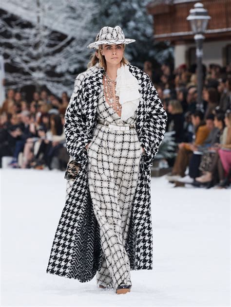 chanel ontwerper lagerfeld zijden sjaal paris 19|Chanel Presents Karl Lagerfeld’s Last Designed Collection .